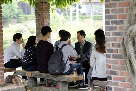 스승의날, 학생-교수 만남의 시간 가져