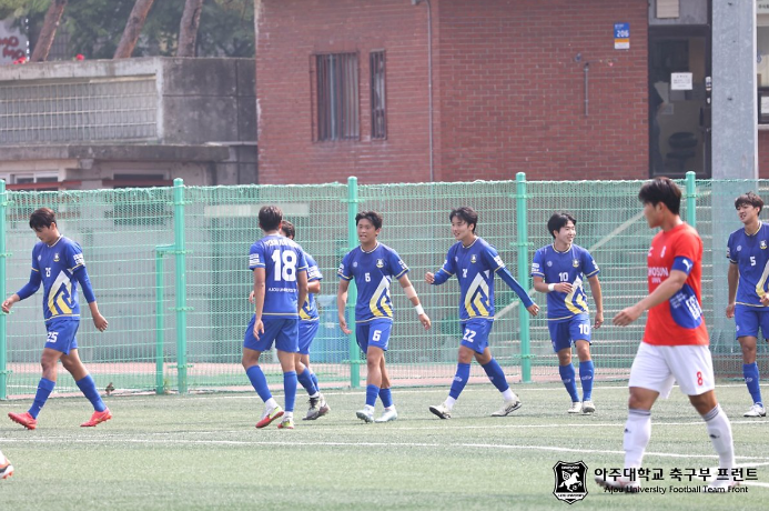 [사진: 아주대학교 축구부 프런트]